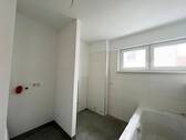 Tageslichtbad mit ebenerdiger Dusche - 