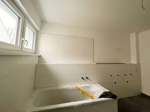 Badezimmer mit Badewanne und Dusche - Referenzbild - 