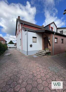 Hauseingang und Hof - 6 Zimmer Doppelhaushälfte in Wolfsburg / Ehmen