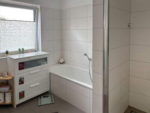 mit Wanne und Dusche - 