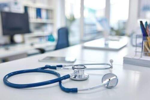 Im Gebäudekomplex befinden sich auch Hausärzte - 