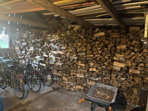 Holzlager im Nebengebäude - 