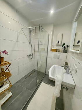 Modernes Bad mit Glasdusche - 