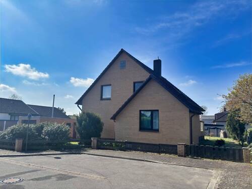 Vorderansicht mit Anbau - 6 Zimmer Einfamilienhaus zum Kaufen in Lüchow