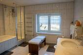 Badezimmer OG mit Gartenblick - 