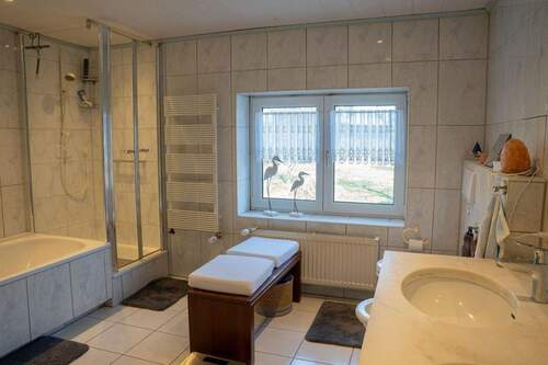 Badezimmer OG mit Gartenblick - 