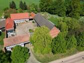 Überblick Hof und Fläche - Vierseitenhof mit Altenteil, Scheune, Stallgebäuden und Grünland