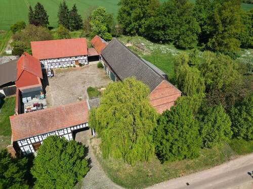 Überblick Hof und Fläche - Vierseitenhof mit Altenteil, Scheune, Stallgebäuden und Grünland