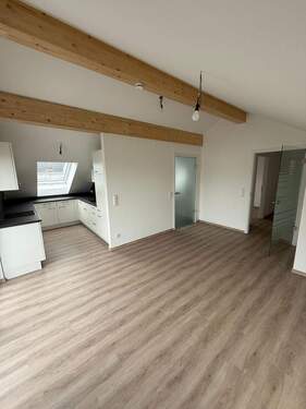 Wohnen - exklusive 2,5 Zi. Seniorenwhg. barrierefrei mit Aufzug; sonnig, hell, inkl. EBK, top Lage, Tiefgarage, Balkon