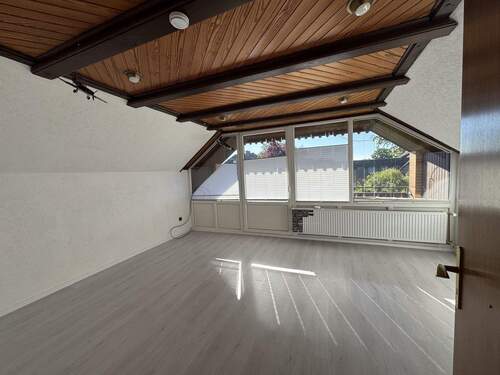 Wohnzimmer mit Balkon im Dachgeschoss - 