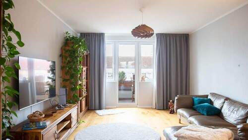 Wohnzimmer (5).jpg - HOMESK - Bezugsfreie, kernsanierte 4-Zimmer-Wohnung mit Südwest-Balkon, 2 Bädern & Wohnküche
