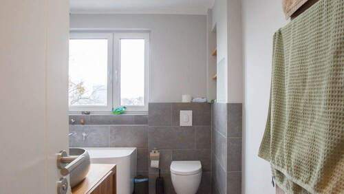 Badezimmer (4).jpg - 4 Zimmer Etagenwohnung in Berlin