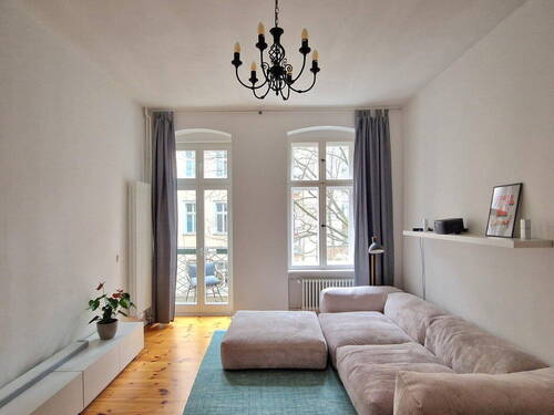 Wohnzimmer - Direktverkauf: Helle 2-Zimmer-Altbauwohnung in der Fehrbelliner Straße - Umbau zu 3 Zimmern möglich