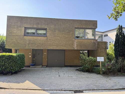 Eingangsseite mit Garage - 5 Zimmer Einfamilienhaus zum Kaufen in Brunsbüttel