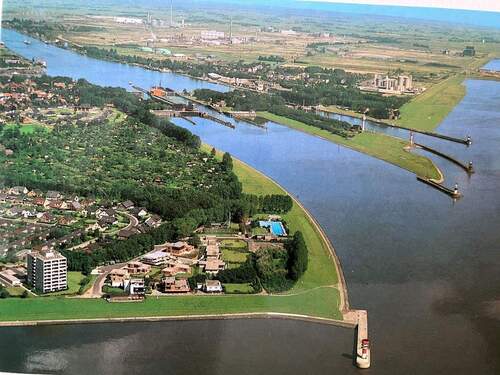 Haus ist rechts vom Hochhaus - 