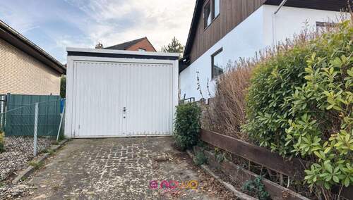 Fertiggarage neben dem Haus - 
