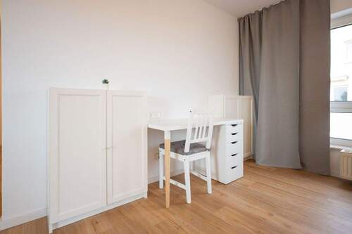 Schreibtisch - 1 Zimmer Etagenwohnung zum Kaufen in Bensheim