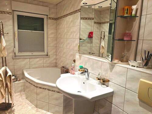 Bad im Wohnbereich - 5 Zimmer Einfamilienhaus in Berlin