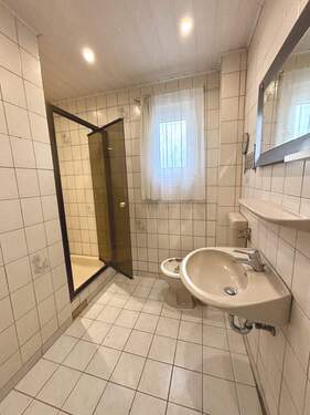 Bad mit Dusche im Erdgeschoss - 