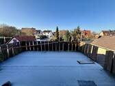 Blick auf die sanierungsbedürftige Dachterrasse - 