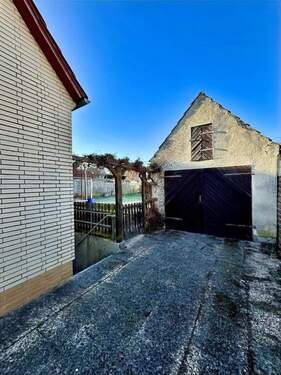 massives Garagengebäude mit Satteldach - 