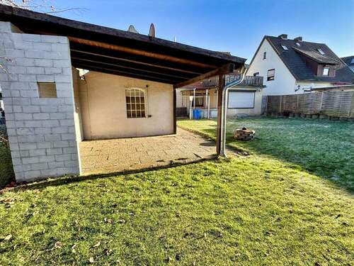 überdachter Sitzplatz im Garten - 