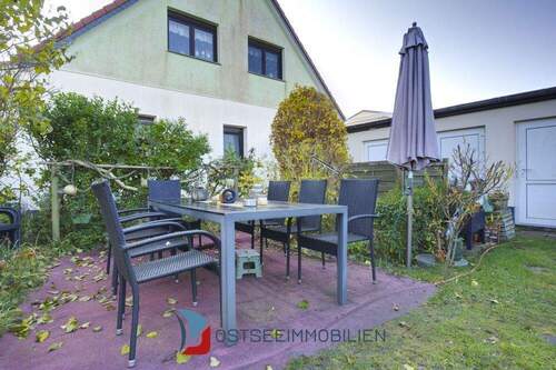 Terrasse im Garten - 8 Zimmer Mehrfamilienhaus, Wohnhaus in Glowe