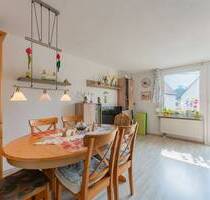 Gepflegte, helle 4-Zi.-Hochparterre-Mais. mit Balkon u. Stellplatz in Ebersbach - Ebersbach an der Fils