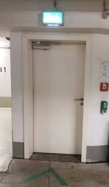 Zugang ins Treppenhaus - Garage, Stellplatz zum Kaufen in München