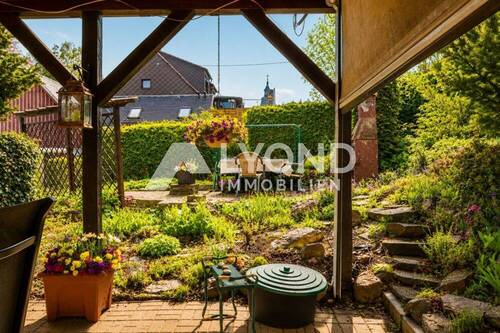 Blick von der Terrasse in den Garten - 