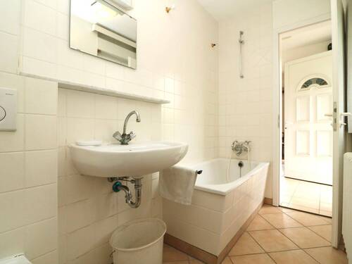 Bad mit Wanne - 