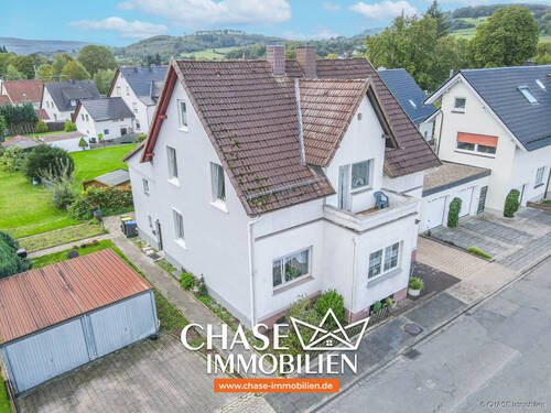 Fassade - Charmante Doppelhaushälfte mit eigenem Garten und Garagen - Wohnen in TOP-Lage Lügdes!