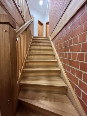 Holztreppe in das Dachgeschoss - 9 Zimmer Einfamilienhaus in Erlangen