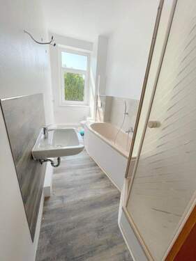AnKaSa Immobilien GmbH_Maklerempfehlung Immobilien Leipzig Lützen Markranstädt Markkleeberg Machern_4 Raum Wohnung_1.OG_1. Bad mit Wanne Dusche WMA - 