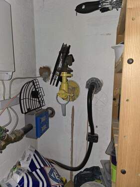 Hausnummer 6 Gasanschluß im Keller - 