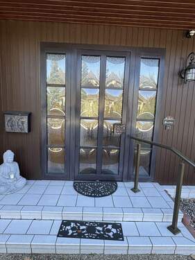 Hauseingang mit zwei gefliesten Stufen - 