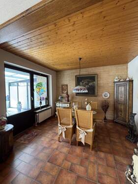 gefliester Essbereich mit Zugang zum Wintergarten - 