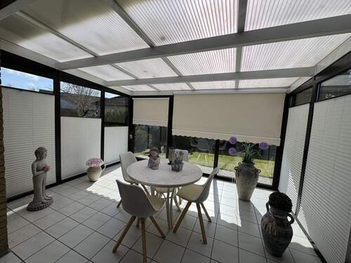 Innenansicht vom gefliesten Wintergarten - 