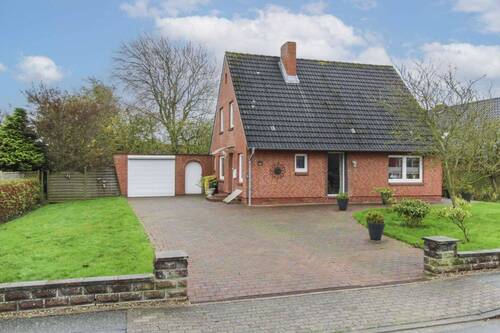 Auffahrt mit Garage - Richtig zuhause: Gepflegtes Einfamilienhaus mit Garten, in 22 Minuten in Westerland (Sylt)