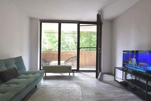 Wohnzimmer, Blick Balkon - 1 Zimmer Etagenwohnung zur Miete in Mainz-Finthen