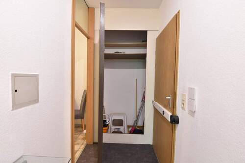 Flur mit Abstellschrank - 