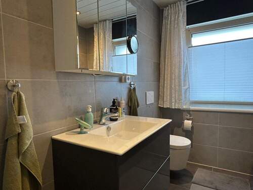 modernes Tageslichtbad mit... - 