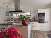 Küche mit Kochinsel - 4 Zimmer Einfamilienhaus in Leipzig