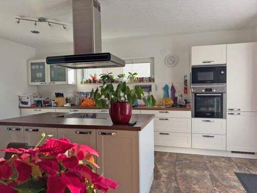 Küche mit Kochinsel - 4 Zimmer Einfamilienhaus in Leipzig