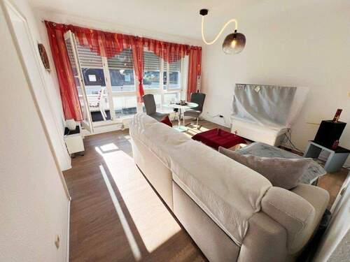 großes, helles Wohnzimmer - 2 Zimmer Etagenwohnung in Dresden