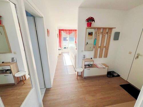 Blick in den Flur - Etagenwohnung mit 52,10 m&sup2; in Dresden zum Kaufen
