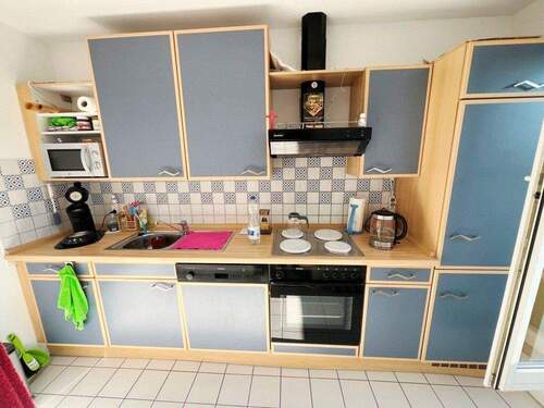 helle Küche mit Einbauküche - 