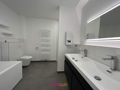 Vollbad mit ebenerdiger Dusche und Badewanne - 