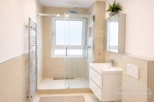 modernes Tageslichbad - 2 Zimmer Etagenwohnung zum Kaufen in Frankfurt am Main / Bornheim