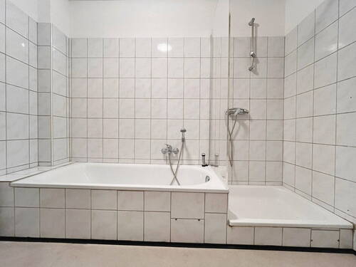 Dusche und Badewanne - 